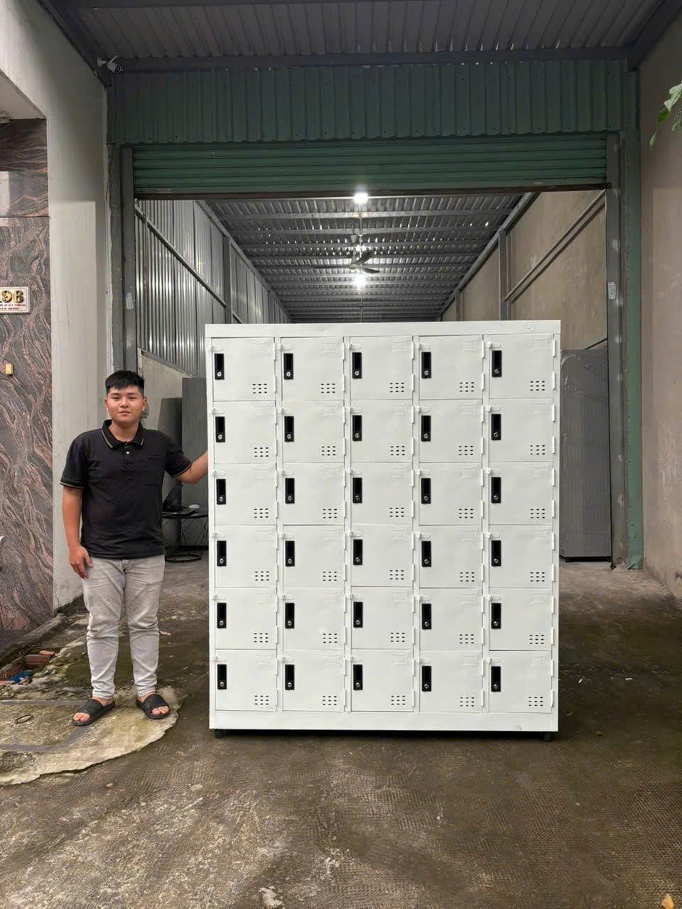 Tủ locker 30 cửa – thường chọn sơn tĩnh điện cho môi trường sử dụng cao